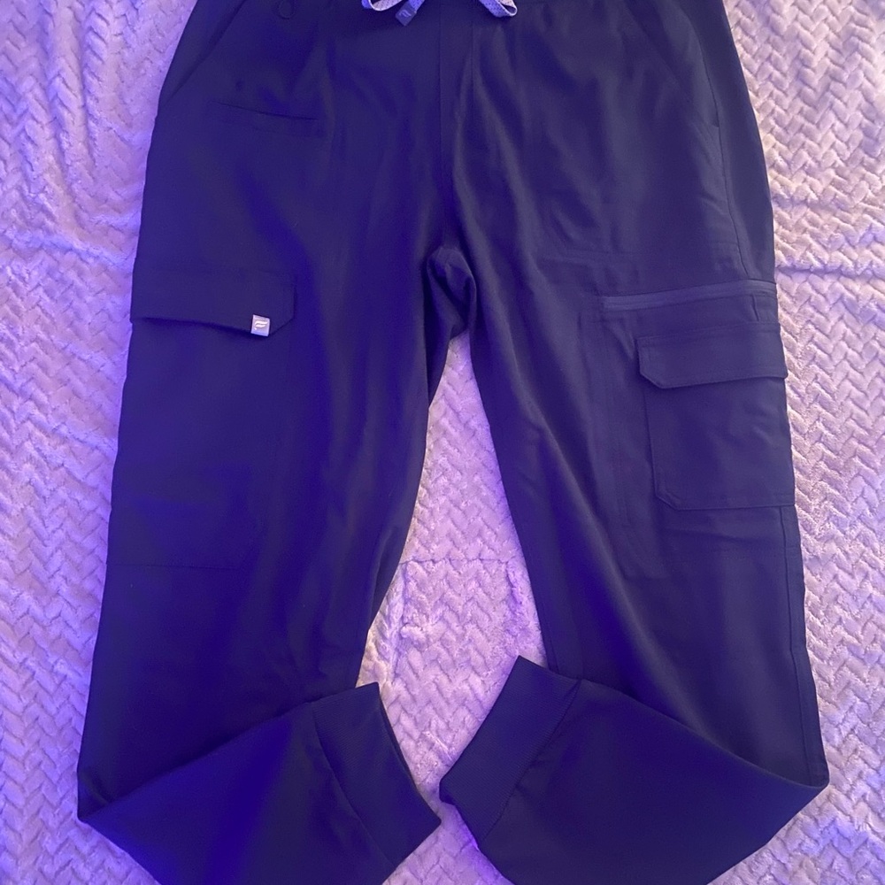 Fabletics Navy blue women’s scrubs set NEW - Picture 2 of 6